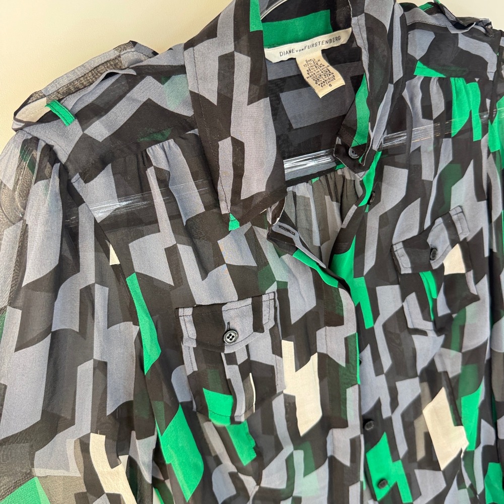 Diane von Furstenberg Blouse Women 6 Green Geometric Silk Chiffon Button Down - Picture 4 of 10